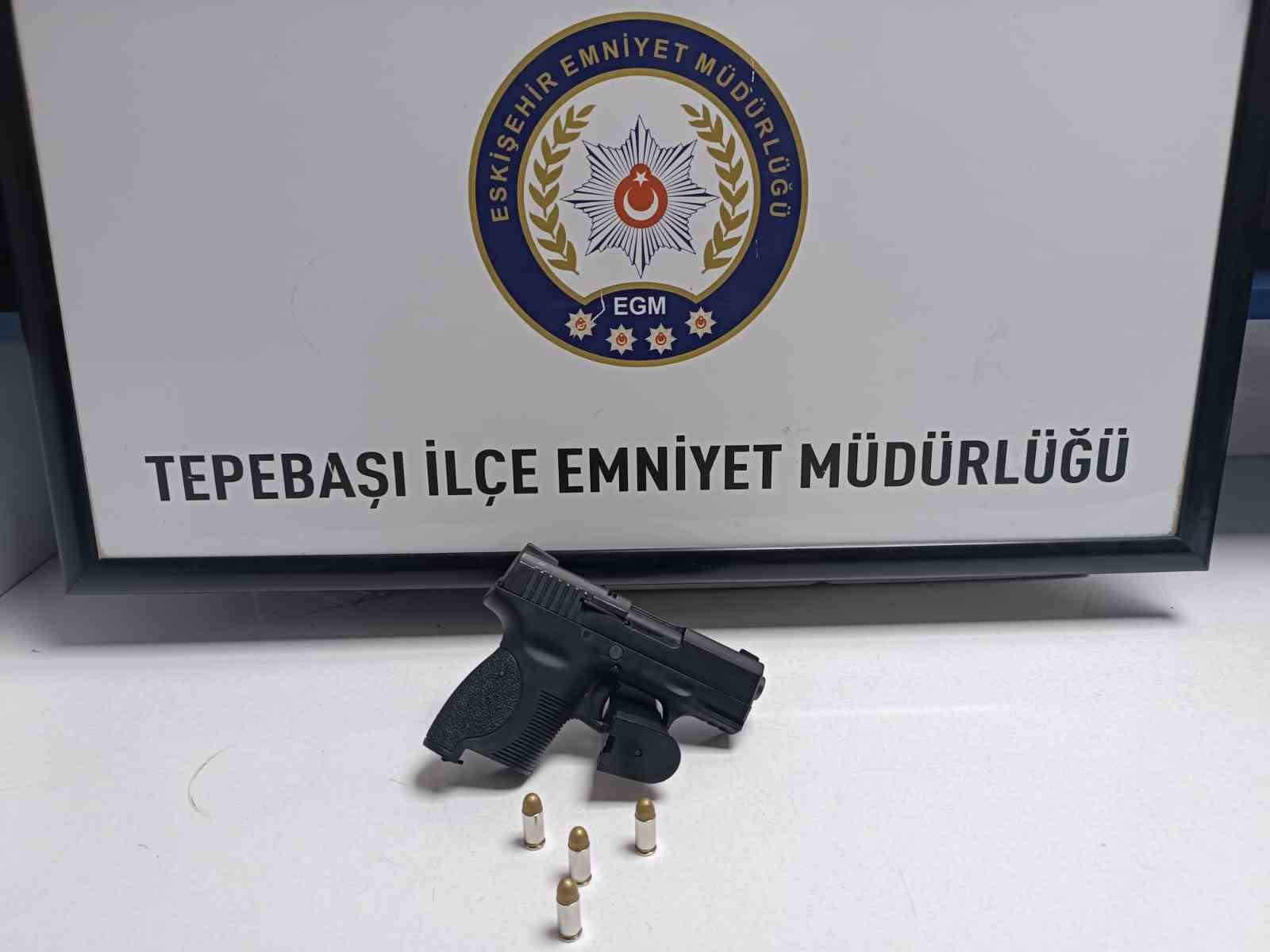 Polislerce şüpheliler üzerinden silah ve uyuşturucu madde ele geçirildi