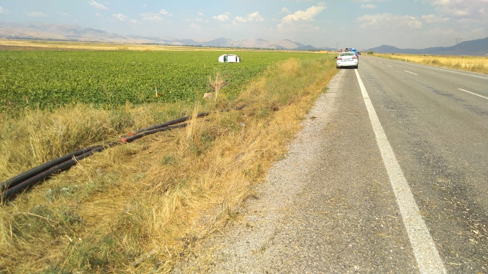 Takla atıp tarım arazisine giren otomobilde 2 kişi yaralandı
