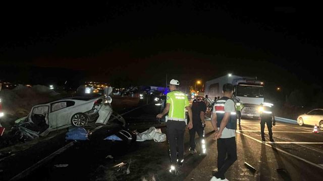 Nevşehir'de otomobil ve cip kafa kafaya çarpıştı: Ölü ve yaralılar var