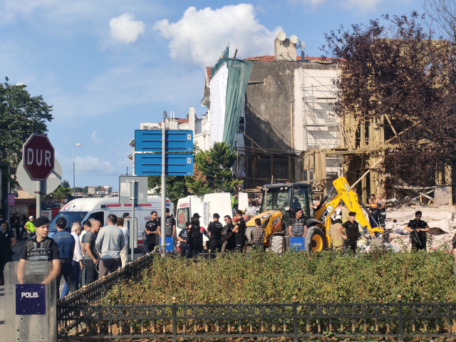 Son Dakika: Beşiktaş'ta göçük meydana gelen tarihi bina can aldı! Enkaz altından çıkarılan genç mimar hayatını kaybetti