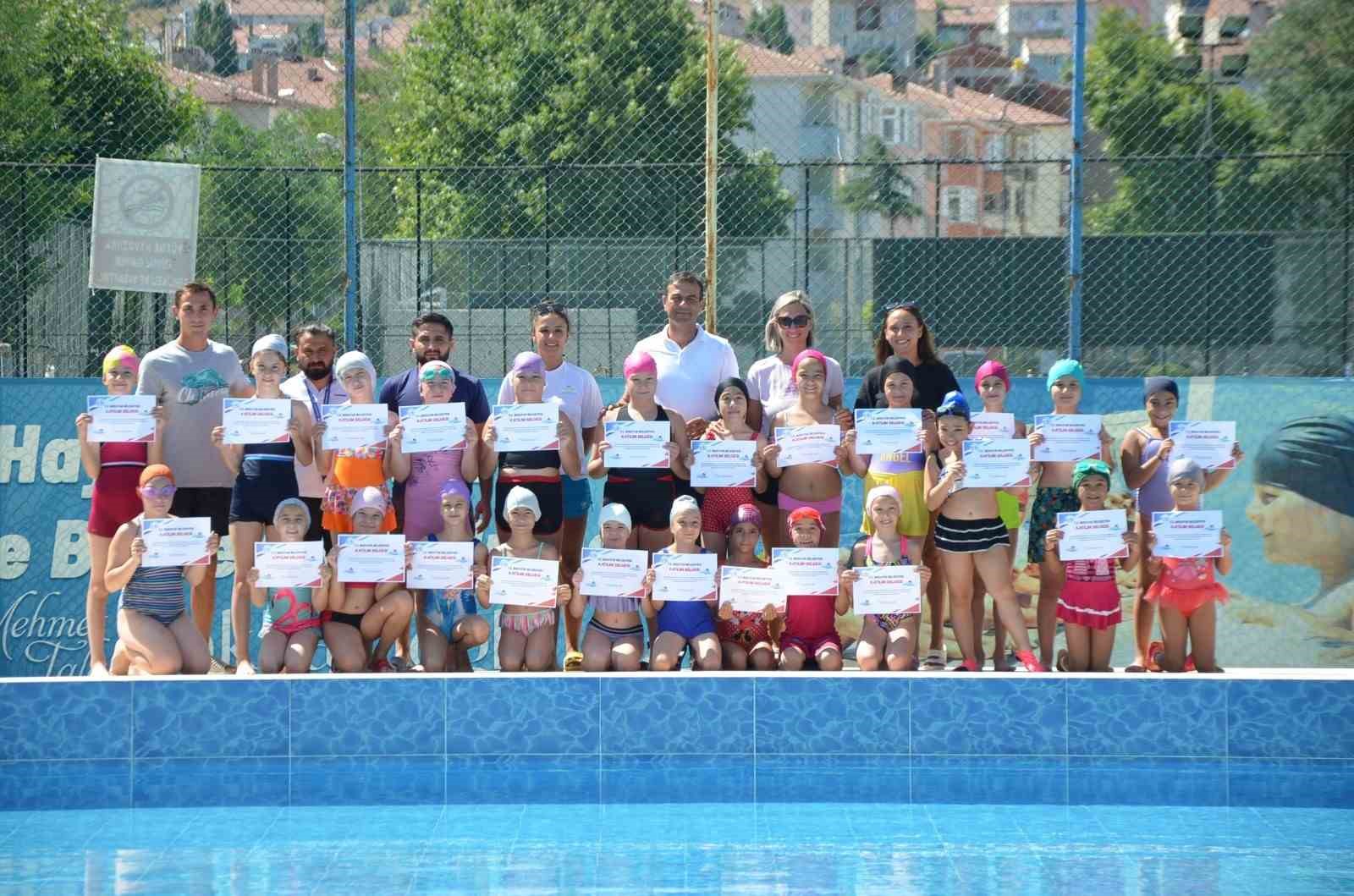 Minik yüzücüler katılım belgelerini Başkan Bakkalcıoğlu’nun elinden aldı