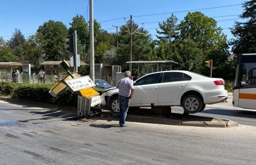 Çocuğa çarpmamak için manevra yapan araç, trafik levhasına çarptı