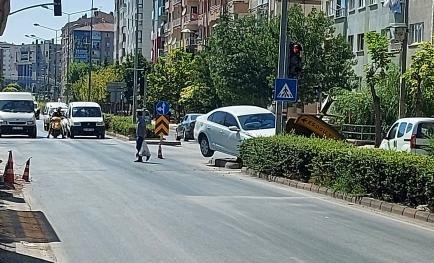 Çocuğa çarpmamak için manevra yapan araç, trafik levhasına çarptı