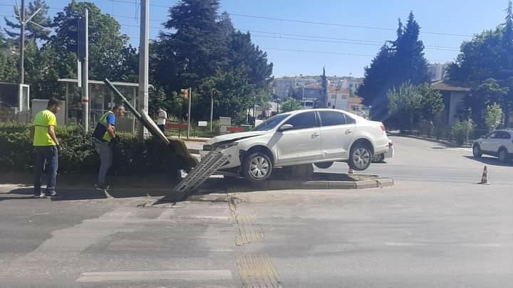 Çocuğa çarpmamak için manevra yapan araç, trafik levhasına çarptı