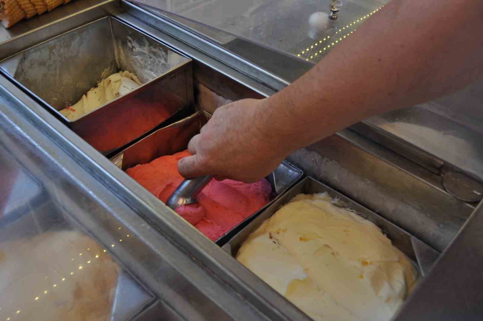 Öğlen sıcakları dondurmacıların işini gece saatlerine kaydırdı
