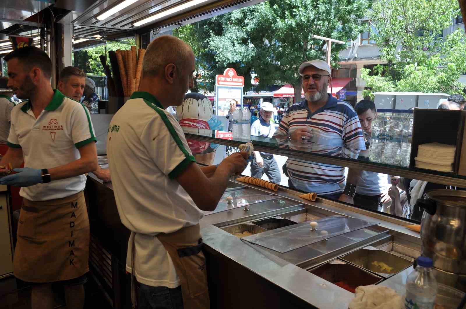 Öğlen sıcakları dondurmacıların işini gece saatlerine kaydırdı