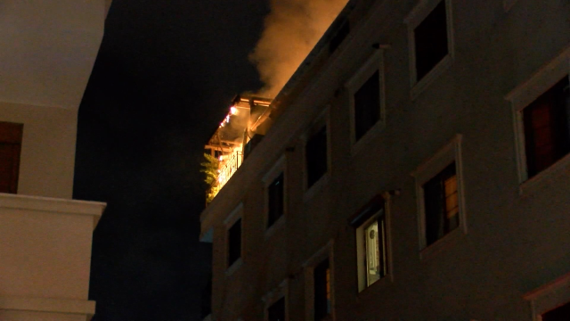 Kadıköy'de yangından kurtulmak için binanın 3. katından atlayan kadın hayatını kaybetti
