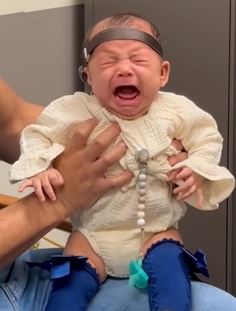Babasının sesini işitme cihazıyla ilk kez duyan bebek büyük korku yaşadı