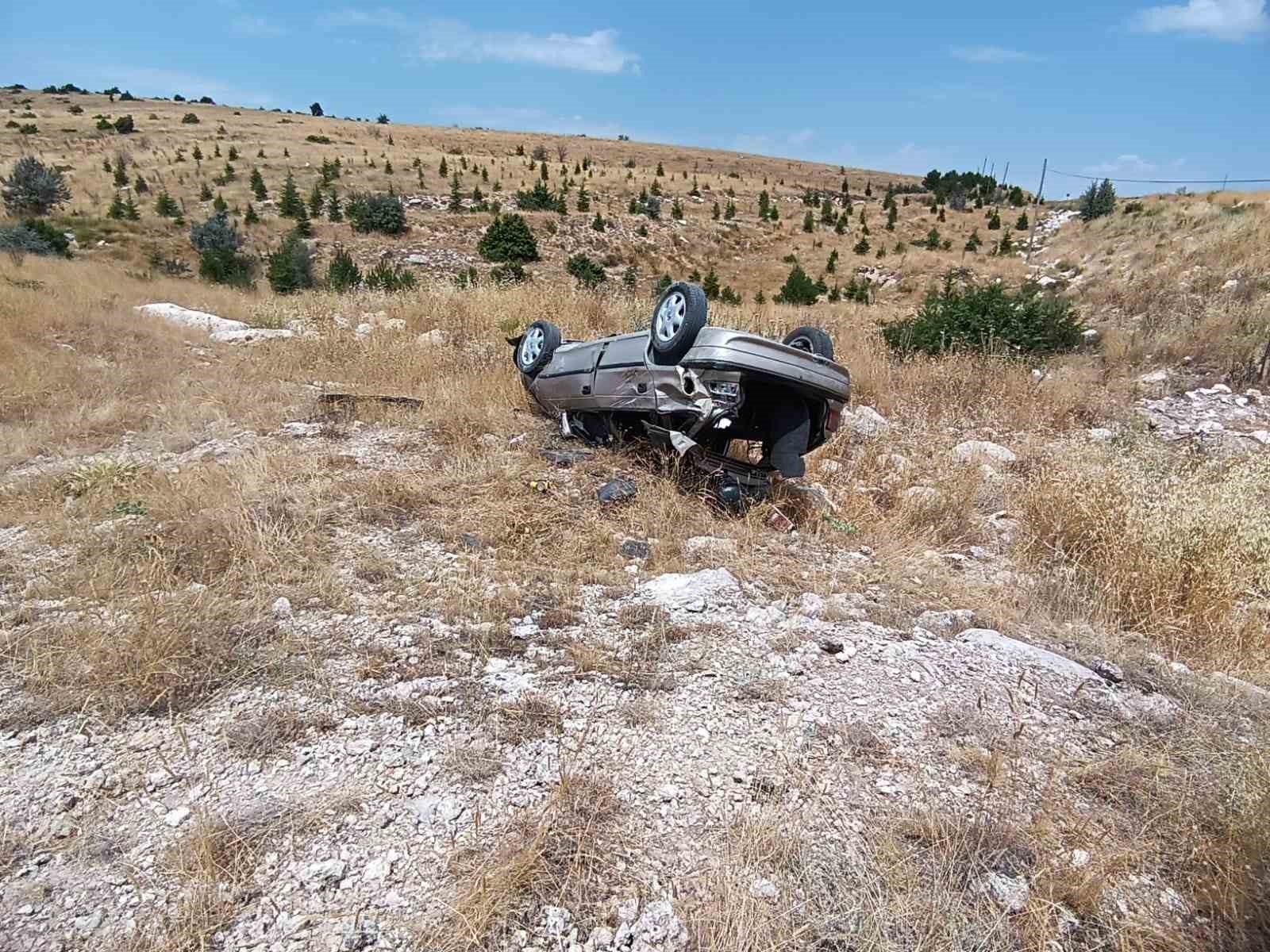 Şarampolden düşüp hurdaya dönen aracın sürücüsü kazayı yaralı atlattı