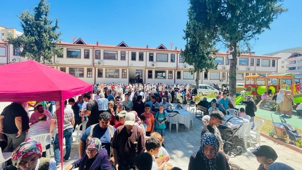 Osmaneli’nde 2 bin kişiye aşure dağıtıldı