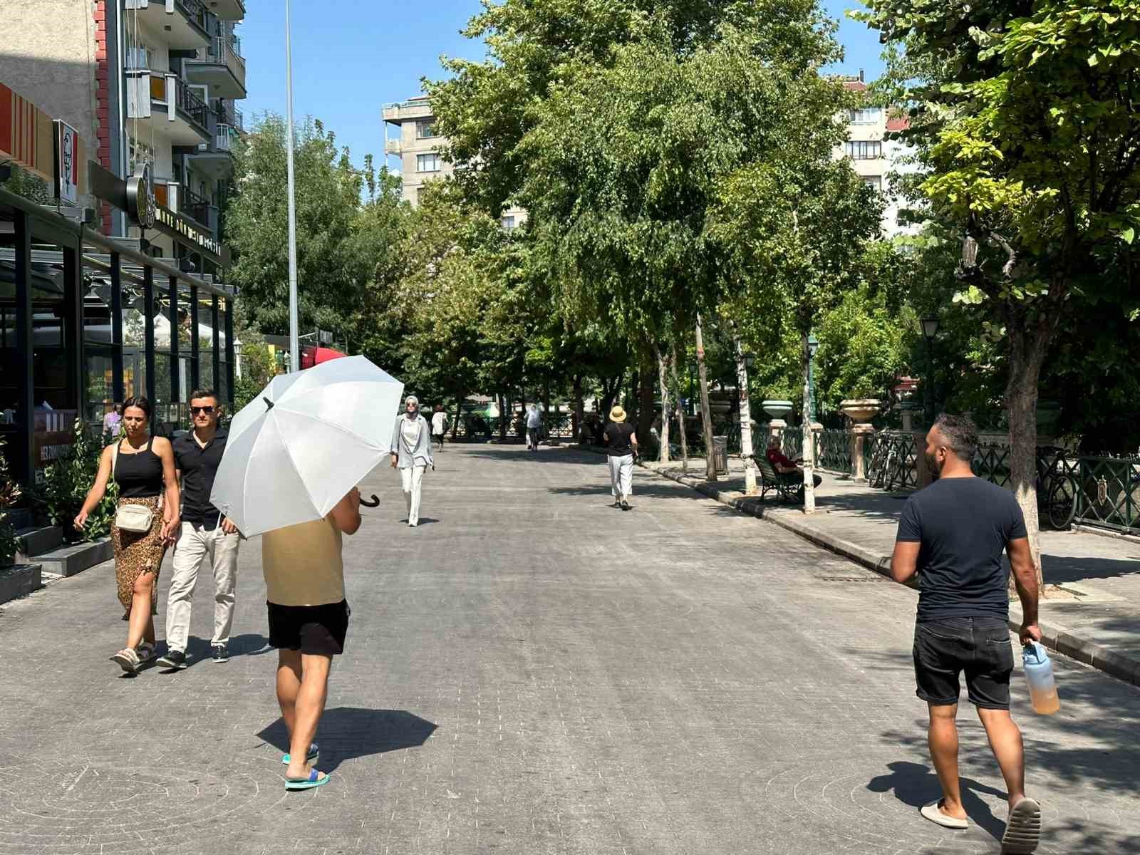 Hava sıcaklıkları düşerken güneşe karşı şemsiye önlemi devam ediyor