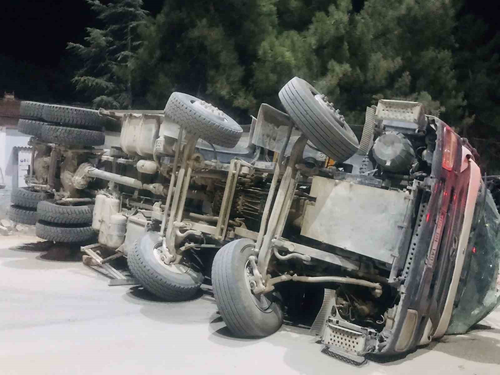 Bilecik’te hafriyat yüklü kamyon devrildi: 1 yaralı