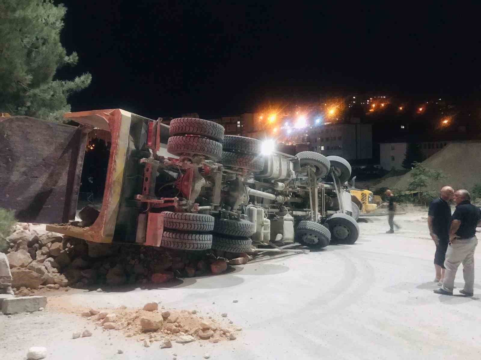 Bilecik’te hafriyat yüklü kamyon devrildi: 1 yaralı