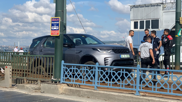 Galata Köprüsü'nde tramvay yoluna giren cip nedeniyle seferler aktarmalı olarak yapılıyor