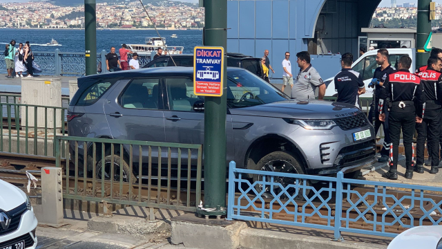 Galata Köprüsü'nde tramvay yoluna giren cip nedeniyle seferler aktarmalı olarak yapılıyor