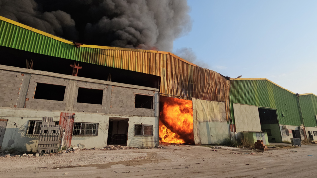 Adana Valisi Elban: Yangında can kaybı ya da yaralımız yok, etkilenen iş yeri sayısı ise 18