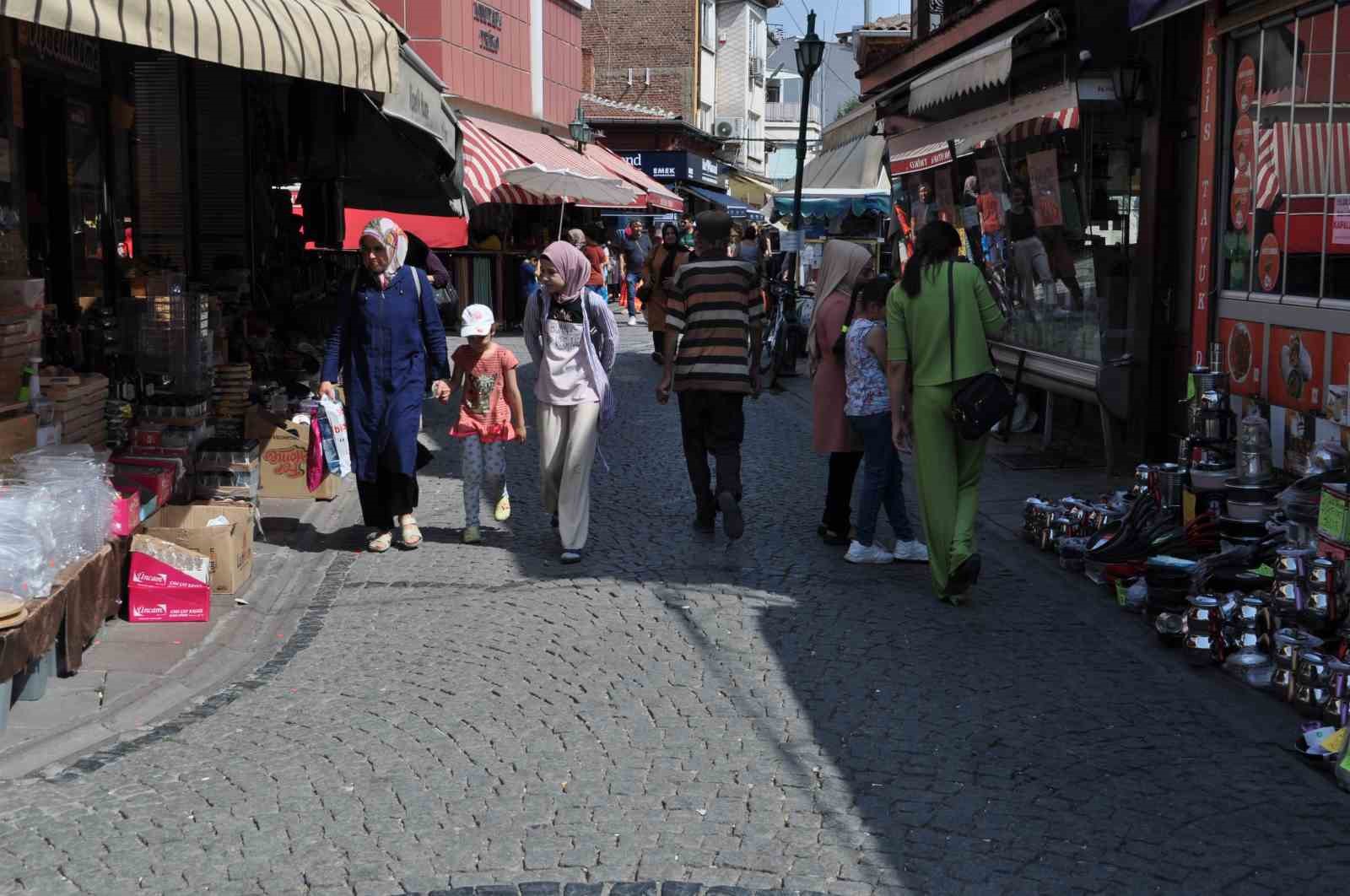 Güneşli alanlardan kaçınan vatandaşlar gölgelerde kalabalık oluşturdu