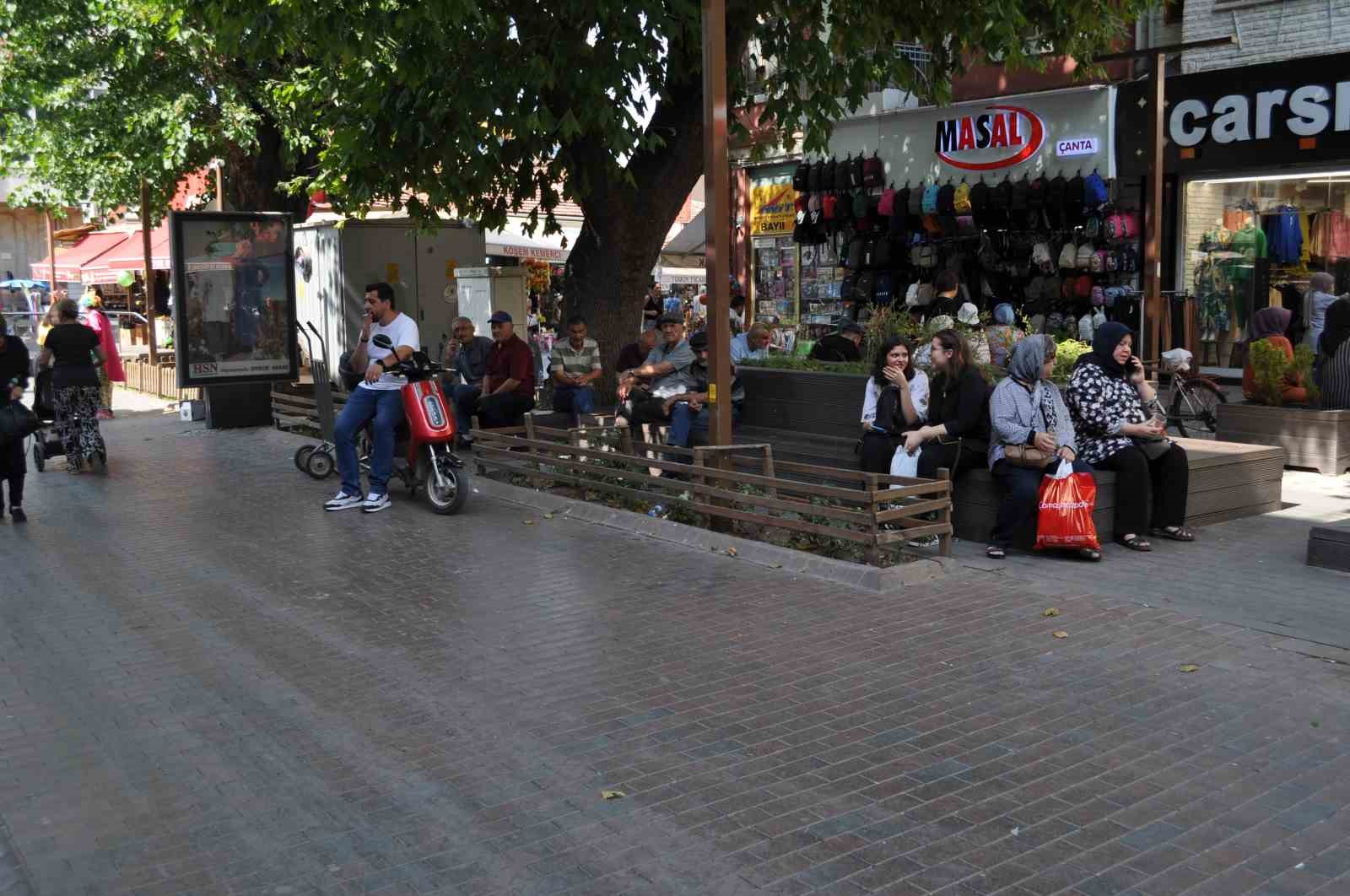 Güneşli alanlardan kaçınan vatandaşlar gölgelerde kalabalık oluşturdu