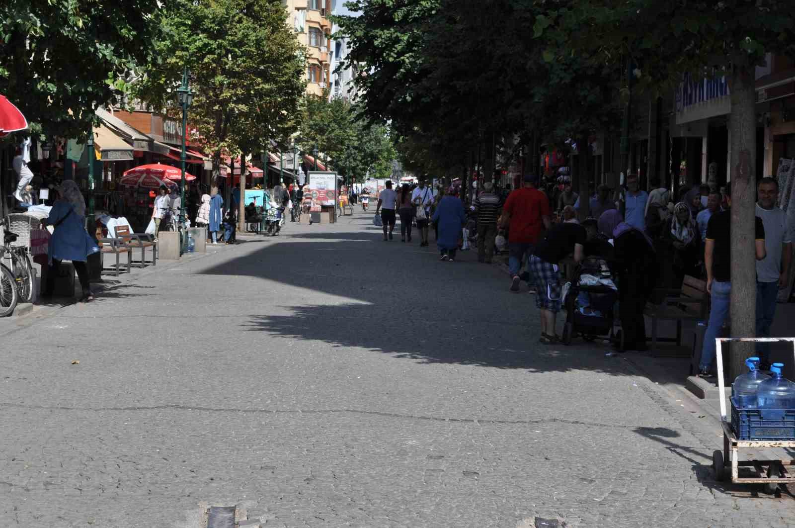 Güneşli alanlardan kaçınan vatandaşlar gölgelerde kalabalık oluşturdu