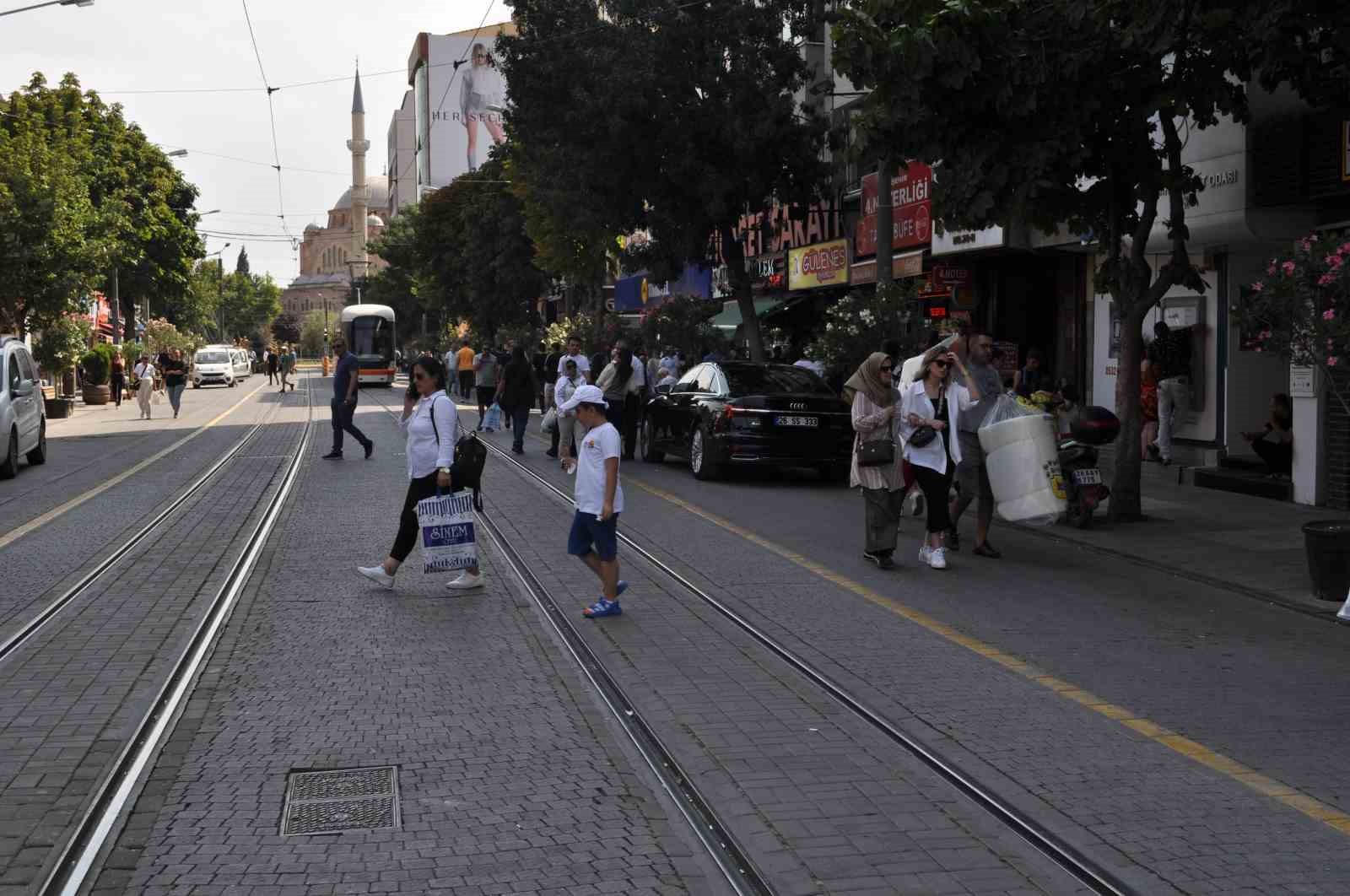 Güneşli alanlardan kaçınan vatandaşlar gölgelerde kalabalık oluşturdu