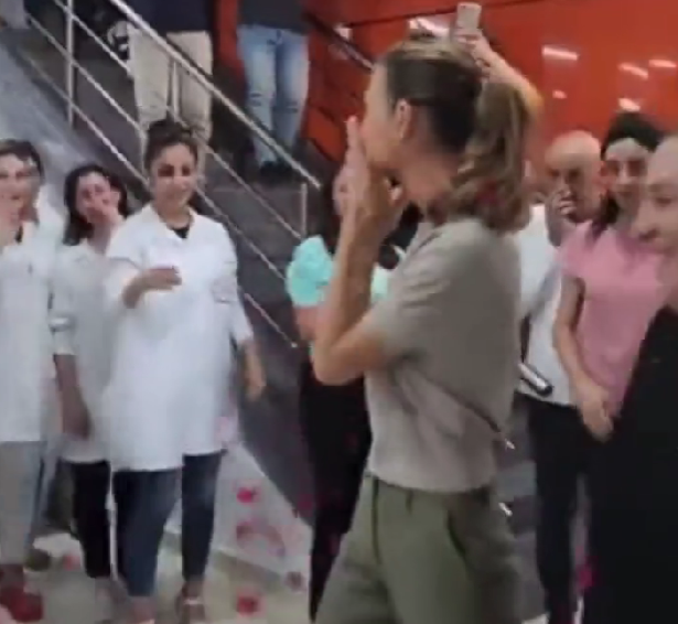 Görüntü Suriye'den! Esma Esad ziyaret ettiği fabrikada alkış ve güllerle karşılandı