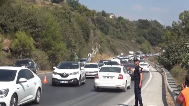 Antalya'da tır ile kamyonet kafa kafaya çarpıştı: 2 kişi öldü, 1 kişi yaralandı