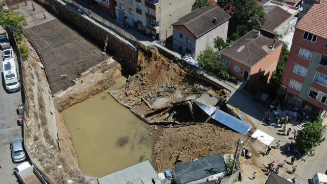 Sarıyer'de inşaat temel kazısı sırasında yol çöktü: Çevre binalar tahliye edildi
