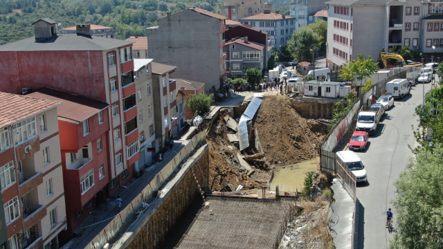 Sarıyer'de inşaat temel kazısı sırasında yol çöktü: Çevre binalar tahliye edildi