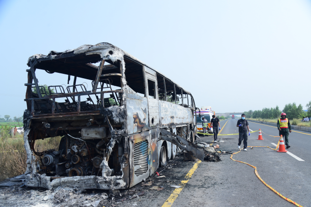 Pakistan'da kaza yapan otobüs yandı: 20 ölü, 15 yaralı