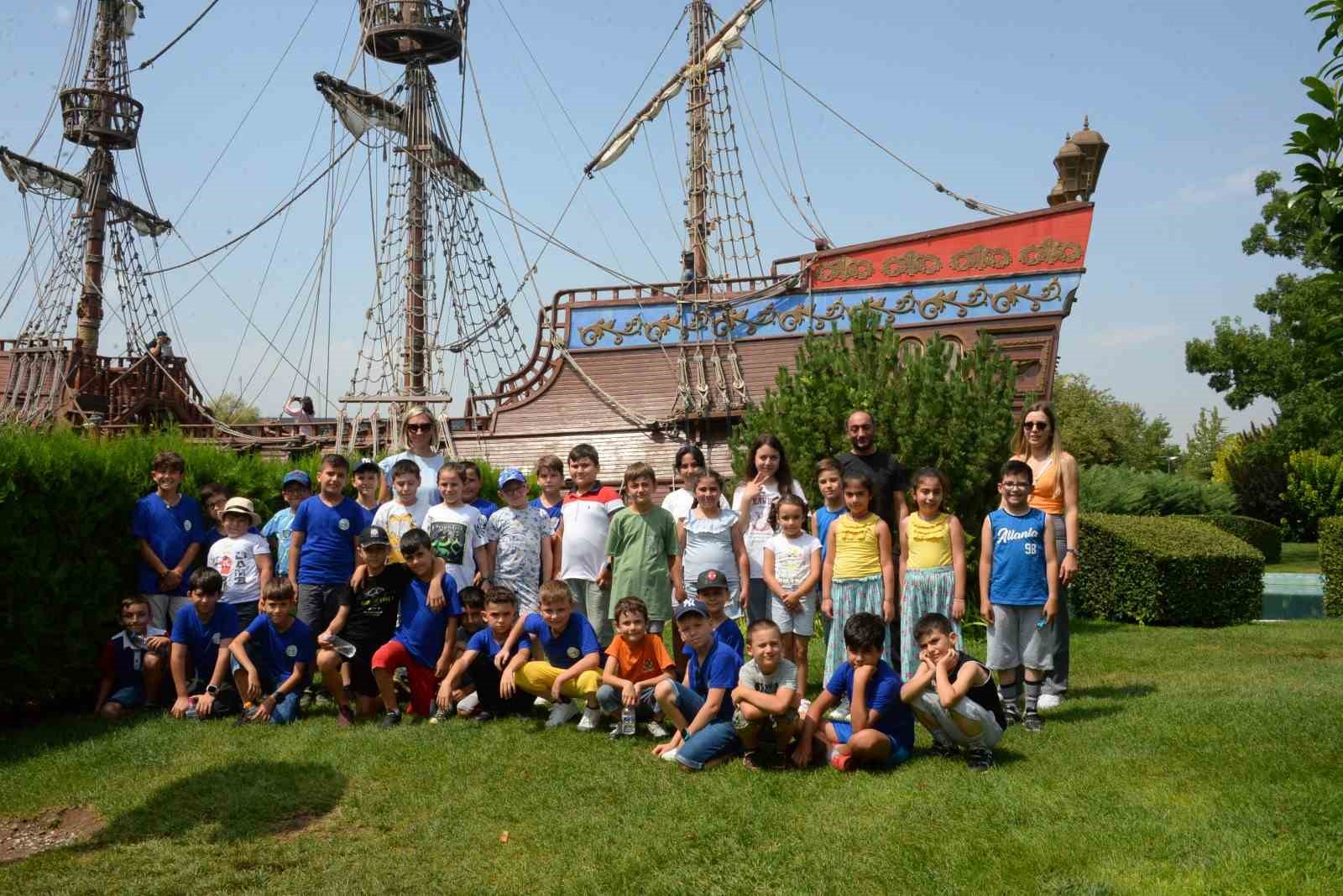 300 öğrenci Eskişehir’in tarihi ve turistlik yerlerini gezdi