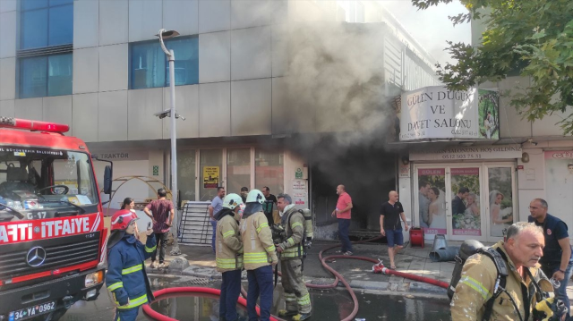 Bayrampaşa'da iş merkezinde yangın! 9 kişi içeride mahsur, ekipler olay yerinde