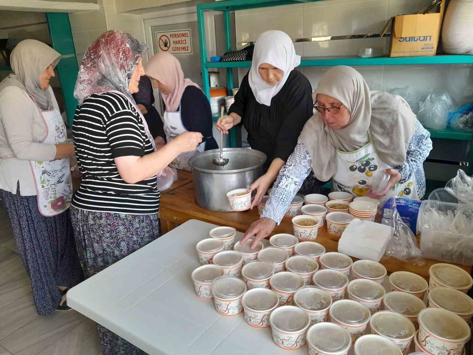 Bilecik’te kadınlardan imece usulü aşure