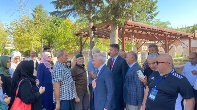 Aksaray Valisi Mehmet Ali Kumbuzoğlu, yeni görevine Somuncu Baba Türbesi'nde dua ederek başladı