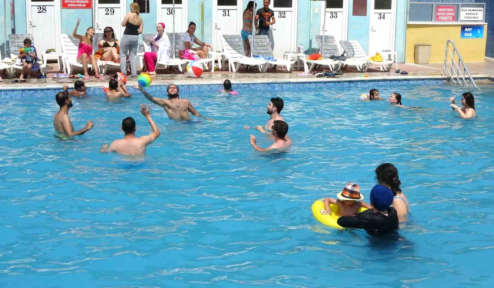 (ÖZEL) Sıcaktan bunalan vatandaşlar termal havuzlara koşuyor