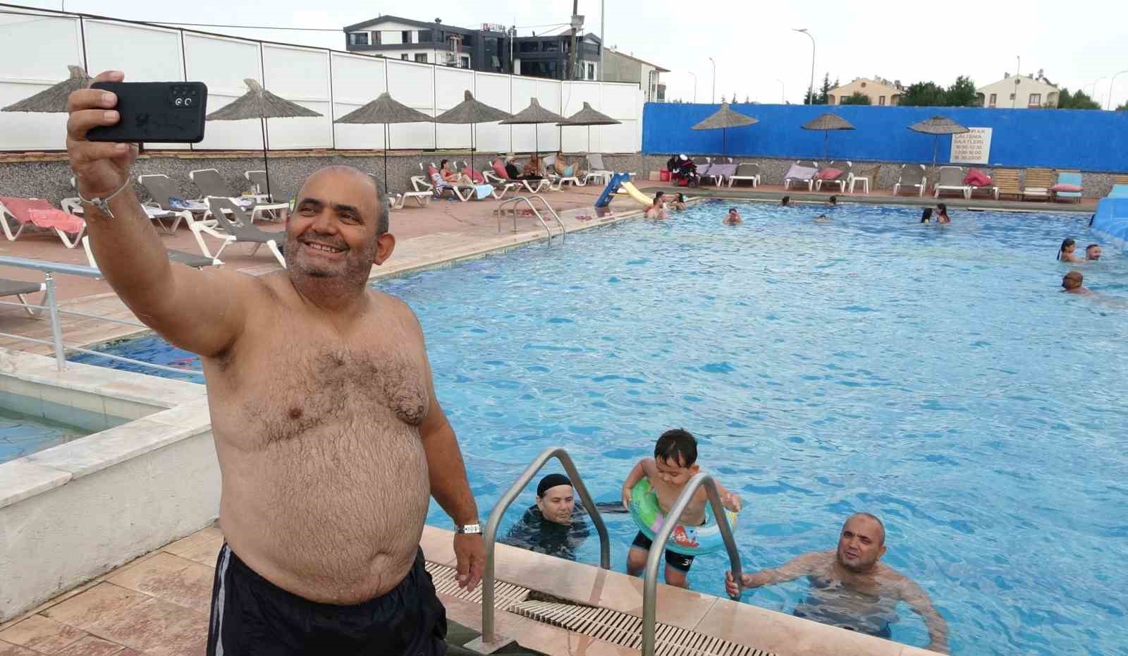 (ÖZEL) Sıcaktan bunalan vatandaşlar termal havuzlara koşuyor