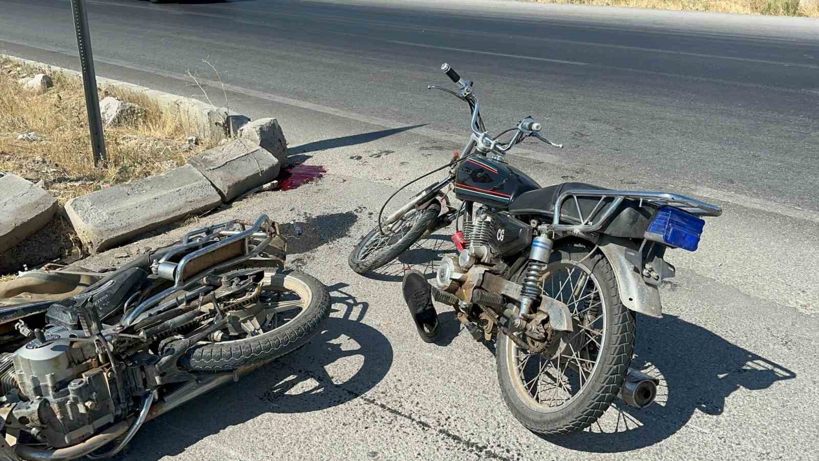 İki motosikletin çarpıştığı kazada 1 kişi öldü