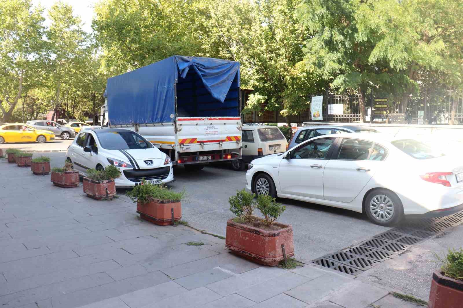 Okulların açılmasıyla o bölgedeki trafik sorunu vatandaşların tepkisine neden oldu