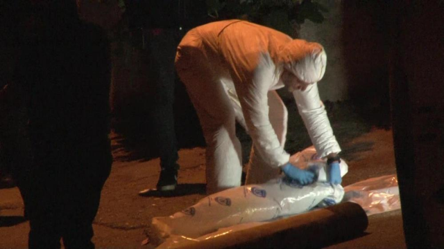 Pendik'te bir sokakta halıya sarılı erkek cesedi bulundu