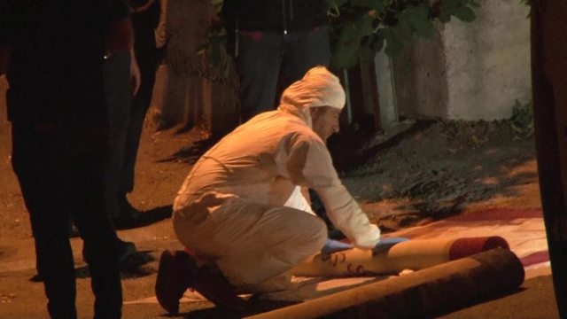 Pendik'te bir sokakta halıya sarılı erkek cesedi bulundu