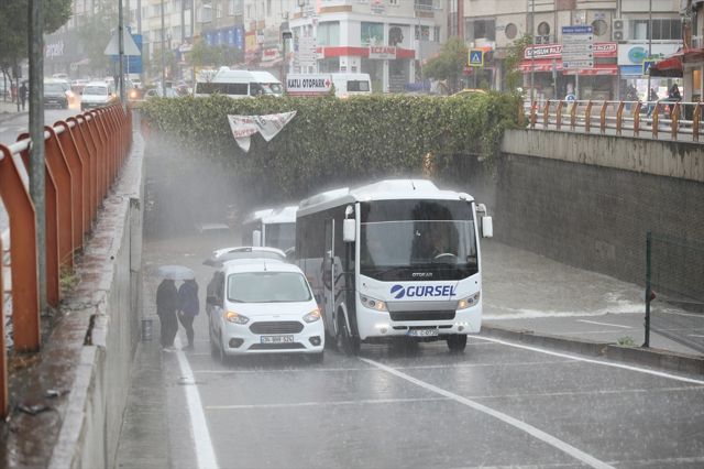 Samsun'da suyla dolan alt geçitte otomobilde mahsur kalan 4 kişi yüzerek kurtuldu