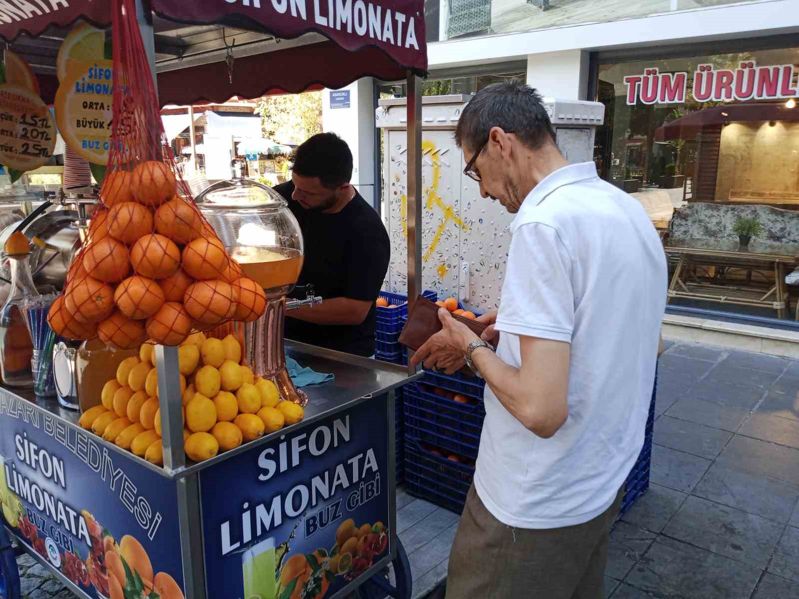 Vatandaşlar mevsim geçişlerinde hastalıklara önlem olarak portakal suyu içiyor
