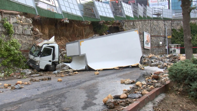 İstanbul'da sel sonrası çöken duvar, kamyoneti ikiye böldü