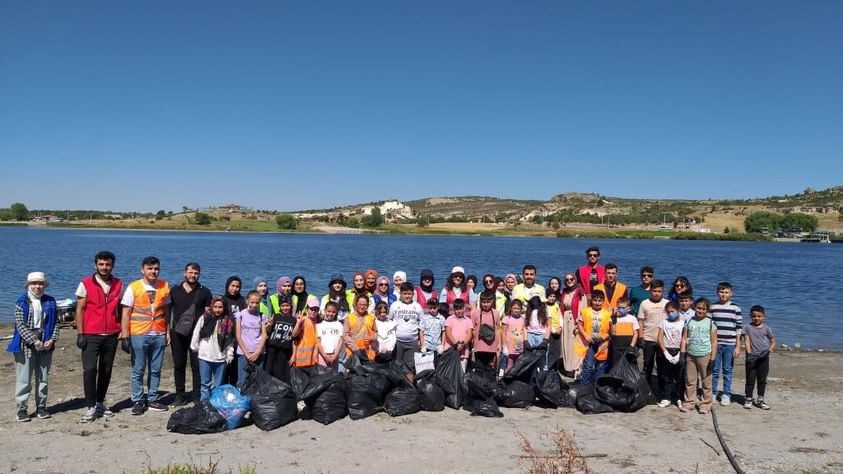 Gençler Emre Gölü çevresinde çöp topladılar