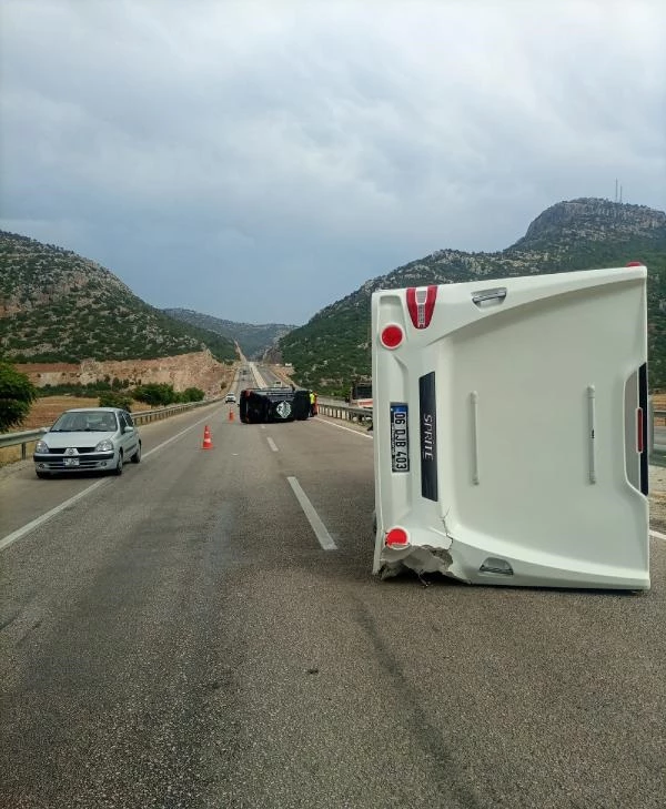 Sanatçı Sümer Ezgü trafik kazası geçirdi