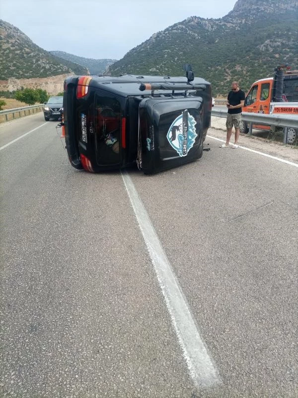 Sanatçı Sümer Ezgü trafik kazası geçirdi