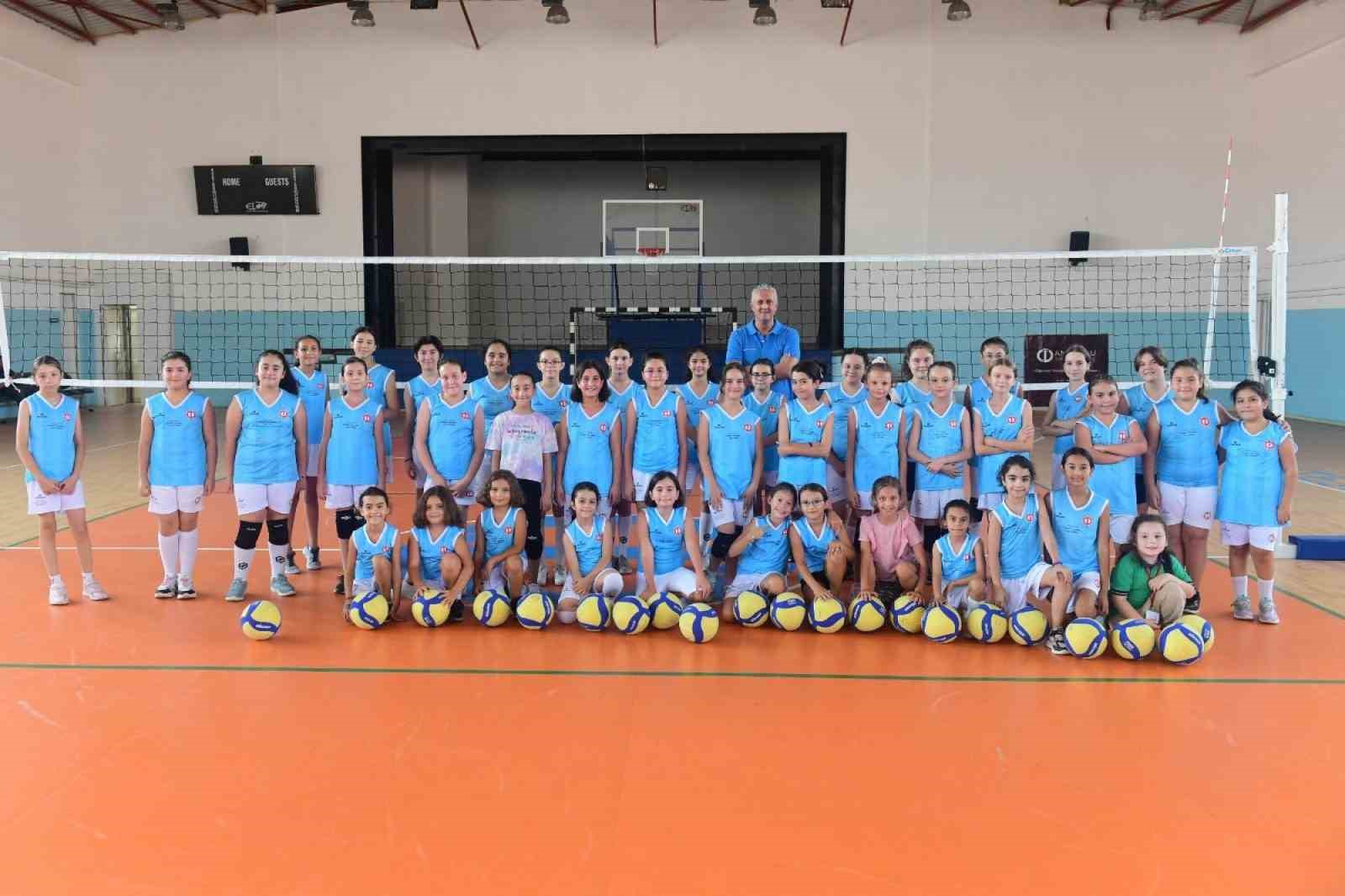 Minik voleybolcular son kez sahaya çıktı