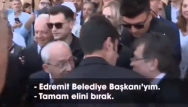 Kılıçdaroğlu'nun elini sıkmak isteyen Edremit Belediye Başkanı Selman Hasan Arslan'a korumalardan sert müdahale