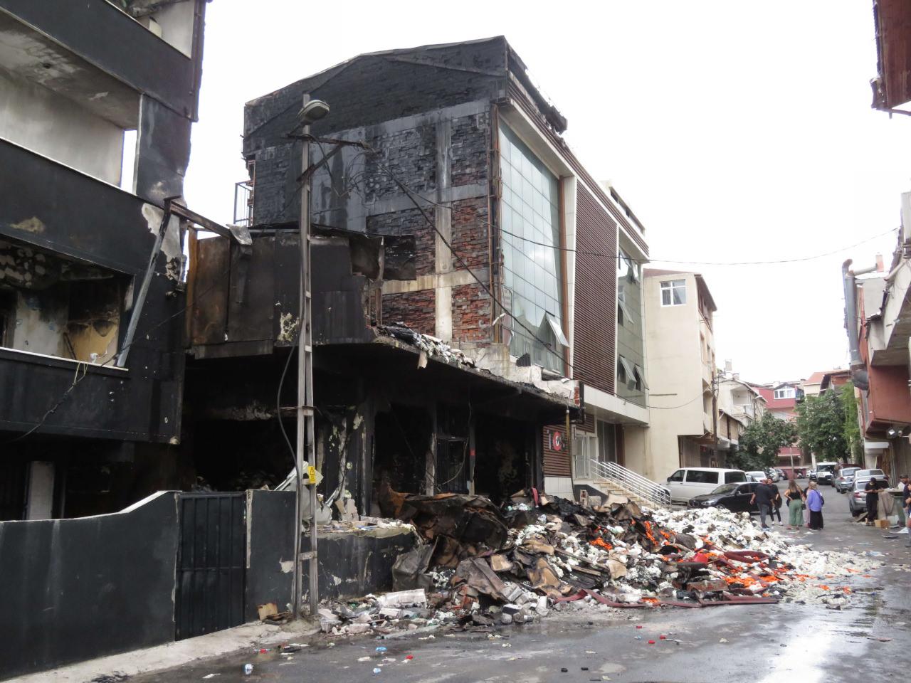 6 binanın yandığı Ataşehir'deki yangında milyonlarca liralık hasar oluştu