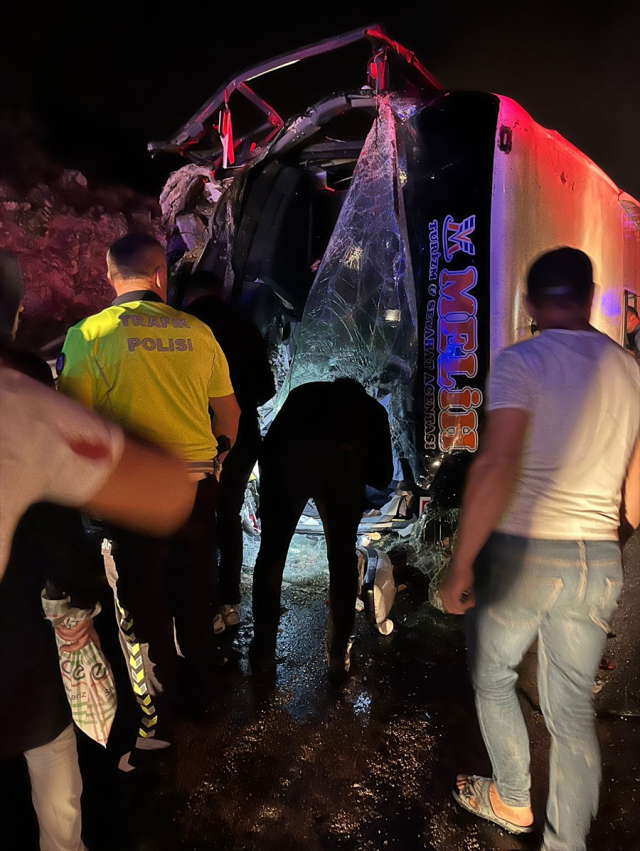 Denizli'de zincirleme trafik kazası: 3 ölü, 50 yaralı