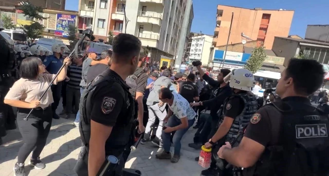 Hakkari'de terör örgütü PKK'ya yönelik operasyonları protesto eden gruba polis müdahale etti